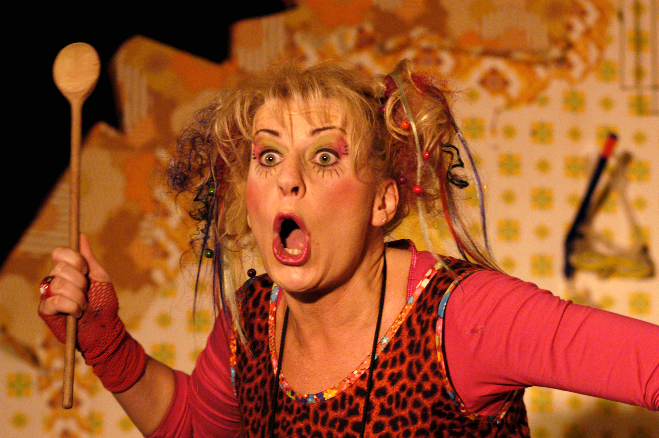 Stck: Hexe Hillary geht in die Oper
Theater Dortmund
Premiere: 03.05.2005
Inszenierung: Anja Nicklich
Musikalische Leitung: Witolf Werner
Bhne und Kostme: Anna Hrling
Lichtkonzept: Stefan Schmidt
Dramaturgie: Heike Buderus
Inspizenz: Sasha Lemic
Darsteller:
Hexe Hillary - Vera Fischer
