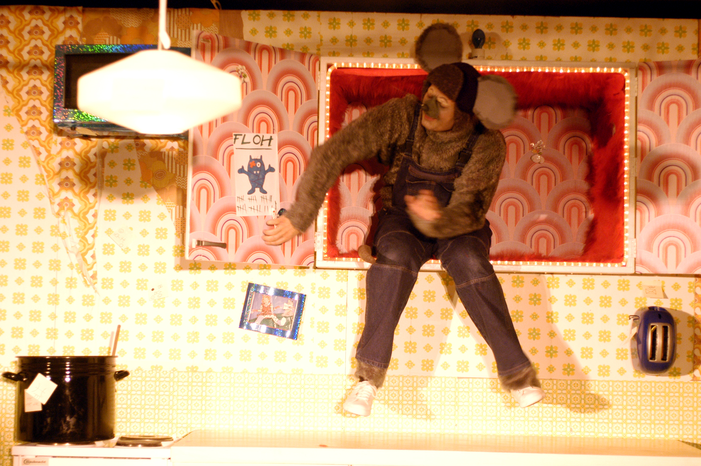Stck: Hexe Hillary geht in die Oper
Theater Dortmund
Premiere: 03.05.2005
Inszenierung: Anja Nicklich
Musikalische Leitung: Witolf Werner
Bhne und Kostme: Anna Hrling
Lichtkonzept: Stefan Schmidt
Dramaturgie: Heike Buderus
Inspizenz: Sasha Lemic
Darsteller:
Wlly, die Hausmaus - Bernhard Modes