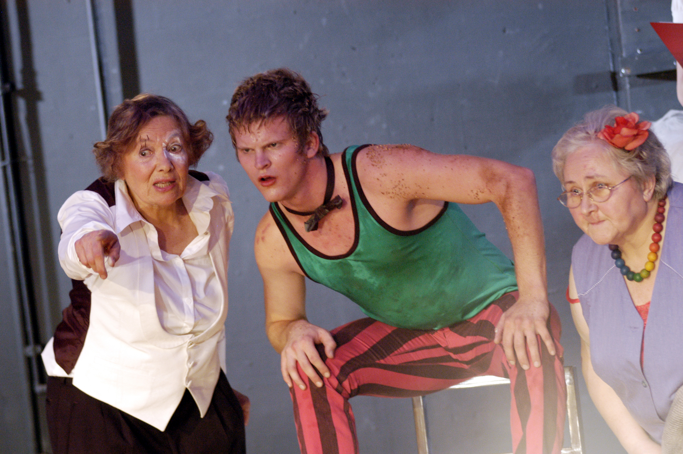 TH Dortmund
Spielzeit 2007/08
Premiere: 5 Oktober 2007
Knig Lear
Regie: Martiina Droste
Bhne: Ulrich Schulz
Kostme: Anna Hrling
Dramaturgie: Stefan Schrder
es spielen:
Ilse Apker - Lear
Claudio Gatzke - Edgar
Inge Nieswand - Narr