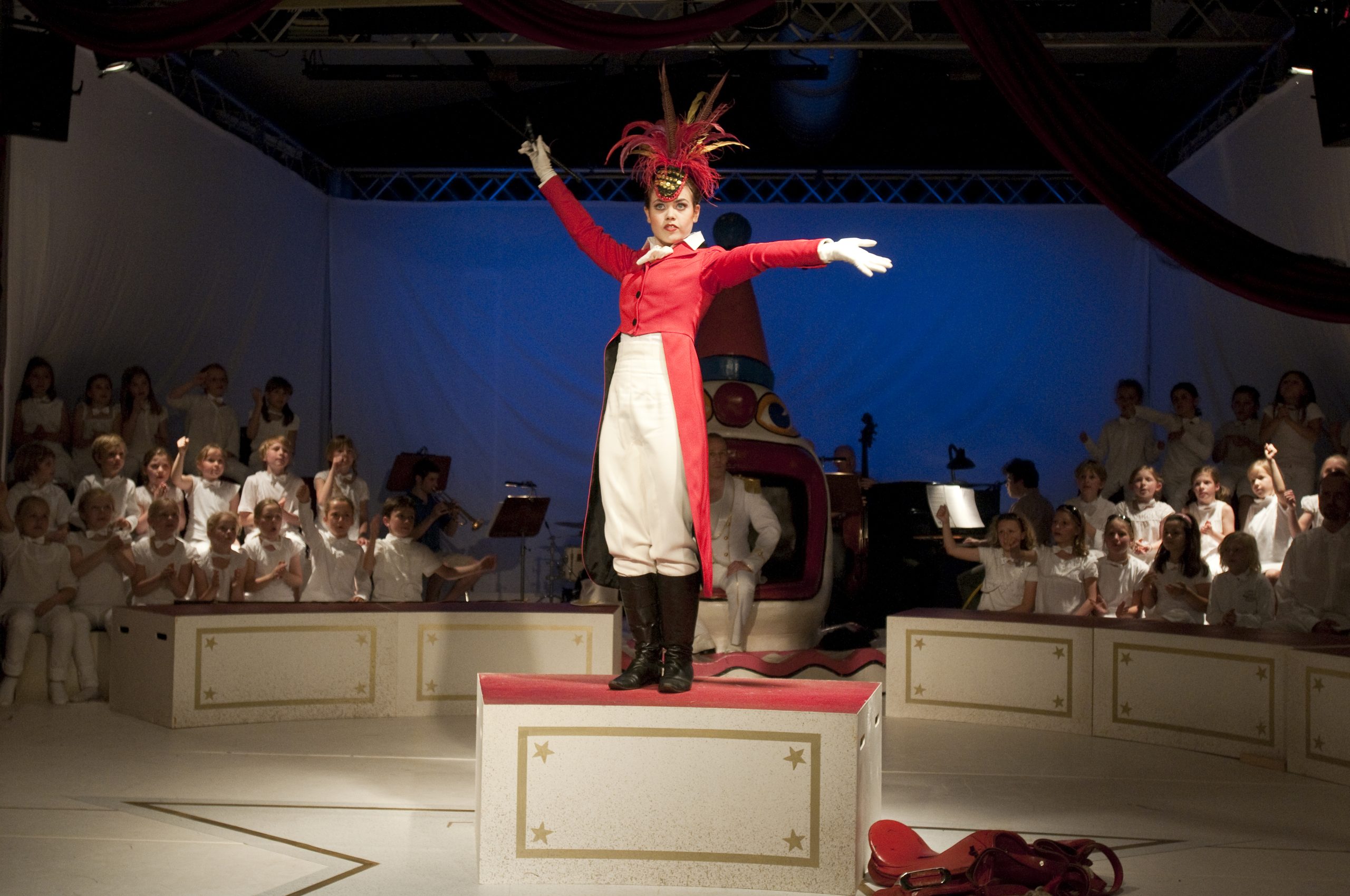 Theater Dortmund 2009/2010
zirkus furioso
Premiere 12.06.2010,
Kinderoper,
zirkus furiosoUrauffhrungEine musikalische Zirkus-Revue fr zwei Kinderchre und den Kinderopernclub ãGrne KrtenÒ von Babette Dieterich und Peter SchindlerMusik ÊPeter SchindlerTextÊ Babette Dieterich/ Peter SchindlerMusikalische LeitungÊ Michael HnesInszenierungÊ Alexander BeckerAusstattungÊ Anna HrlingProjektleitung und KonzeptÊ Johannes Knecht, Alexander Becker, Heike BuderusTheaterpdagogische Betreuung ÊHeike BuderusDramaturgieÊ Dr. Klaus AngermannRegieassistenzÊ Richard LingscheidtDer Dumme AugustÊ Dominik FreibergerDer ZirkusdirektorÊ Adrian KronebergerSopranÊ Alishia FunkenBella Stella /AssistentinÊ Ariane ErbeFakir / Jack / Tiger / Vulcano / HoudiniÊ Sven VossDie ElefantenÊ N.N.Die KrtenÊ Kinderopernclub "Die grnen Krten"Chor der ZuschauerÊ Kinderchor "Die Zauberlehrlinge"(Leitung:Ê Christian Scheike)Chor im ZirkusÊ Kinderchor der Kirchhrder Grundschule(Leitung:Ê Johannes Knecht)