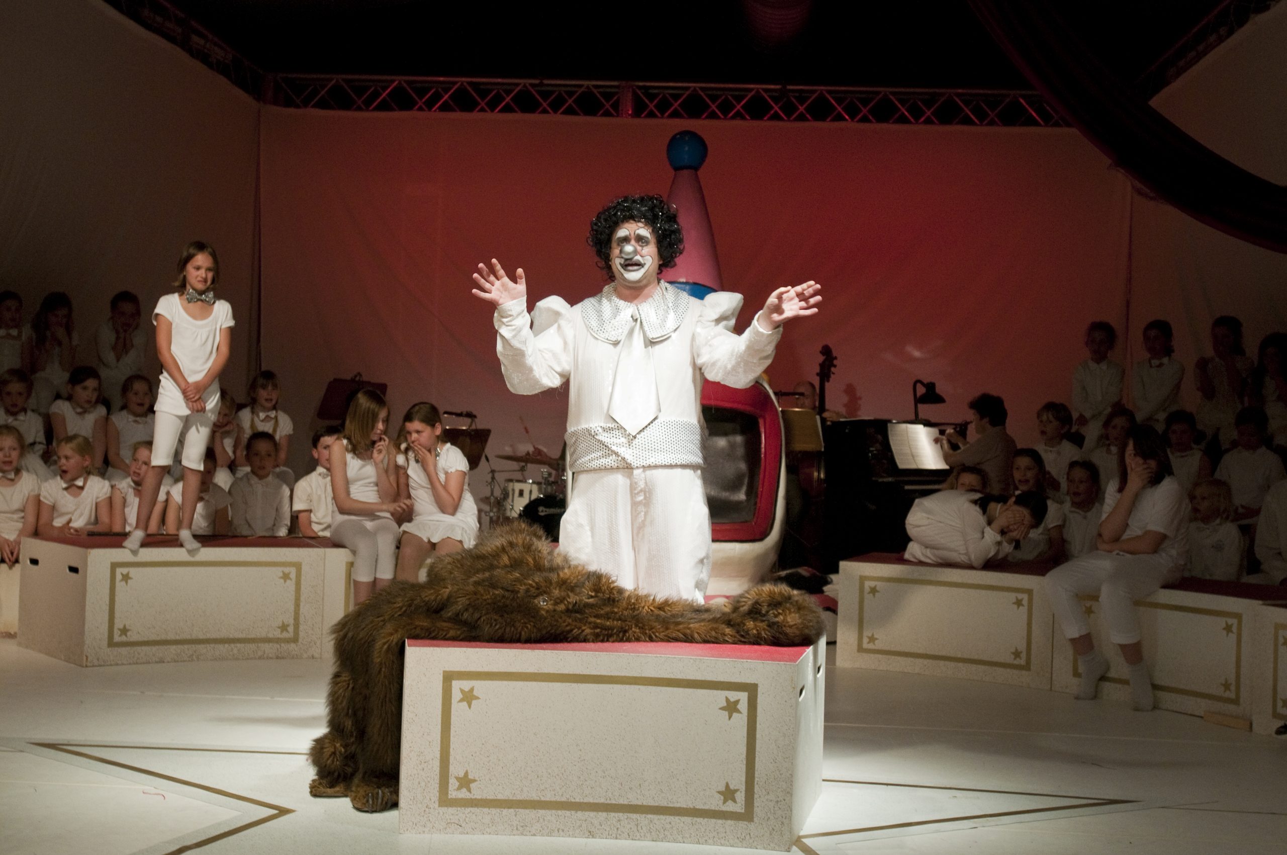 Theater Dortmund 2009/2010
zirkus furioso
Premiere 12.06.2010,
Kinderoper,
zirkus furiosoUrauffhrungEine musikalische Zirkus-Revue fr zwei Kinderchre und den Kinderopernclub ãGrne KrtenÒ von Babette Dieterich und Peter SchindlerMusik ÊPeter SchindlerTextÊ Babette Dieterich/ Peter SchindlerMusikalische LeitungÊ Michael HnesInszenierungÊ Alexander BeckerAusstattungÊ Anna HrlingProjektleitung und KonzeptÊ Johannes Knecht, Alexander Becker, Heike BuderusTheaterpdagogische Betreuung ÊHeike BuderusDramaturgieÊ Dr. Klaus AngermannRegieassistenzÊ Richard LingscheidtDer Dumme AugustÊ Dominik FreibergerDer ZirkusdirektorÊ Adrian KronebergerSopranÊ Alishia FunkenBella Stella /AssistentinÊ Ariane ErbeFakir / Jack / Tiger / Vulcano / HoudiniÊ Sven VossDie ElefantenÊ N.N.Die KrtenÊ Kinderopernclub "Die grnen Krten"Chor der ZuschauerÊ Kinderchor "Die Zauberlehrlinge"(Leitung:Ê Christian Scheike)Chor im ZirkusÊ Kinderchor der Kirchhrder Grundschule(Leitung:Ê Johannes Knecht)
