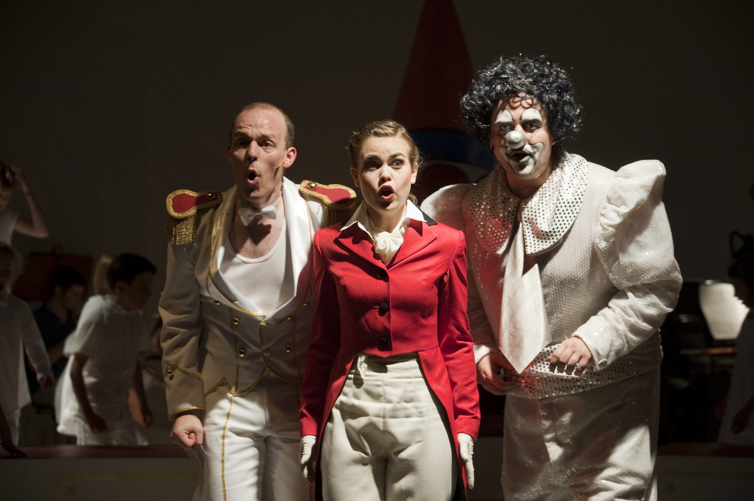 Theater Dortmund 2009/2010
zirkus furioso
Premiere 12.06.2010,
Kinderoper,
zirkus furiosoUrauffhrungEine musikalische Zirkus-Revue fr zwei Kinderchre und den Kinderopernclub ãGrne KrtenÒ von Babette Dieterich und Peter SchindlerMusik ÊPeter SchindlerTextÊ Babette Dieterich/ Peter SchindlerMusikalische LeitungÊ Michael HnesInszenierungÊ Alexander BeckerAusstattungÊ Anna HrlingProjektleitung und KonzeptÊ Johannes Knecht, Alexander Becker, Heike BuderusTheaterpdagogische Betreuung ÊHeike BuderusDramaturgieÊ Dr. Klaus AngermannRegieassistenzÊ Richard LingscheidtDer Dumme AugustÊ Dominik FreibergerDer ZirkusdirektorÊ Adrian KronebergerSopranÊ Alishia FunkenBella Stella /AssistentinÊ Ariane ErbeFakir / Jack / Tiger / Vulcano / HoudiniÊ Sven VossDie ElefantenÊ N.N.Die KrtenÊ Kinderopernclub "Die grnen Krten"Chor der ZuschauerÊ Kinderchor "Die Zauberlehrlinge"(Leitung:Ê Christian Scheike)Chor im ZirkusÊ Kinderchor der Kirchhrder Grundschule(Leitung:Ê Johannes Knecht)