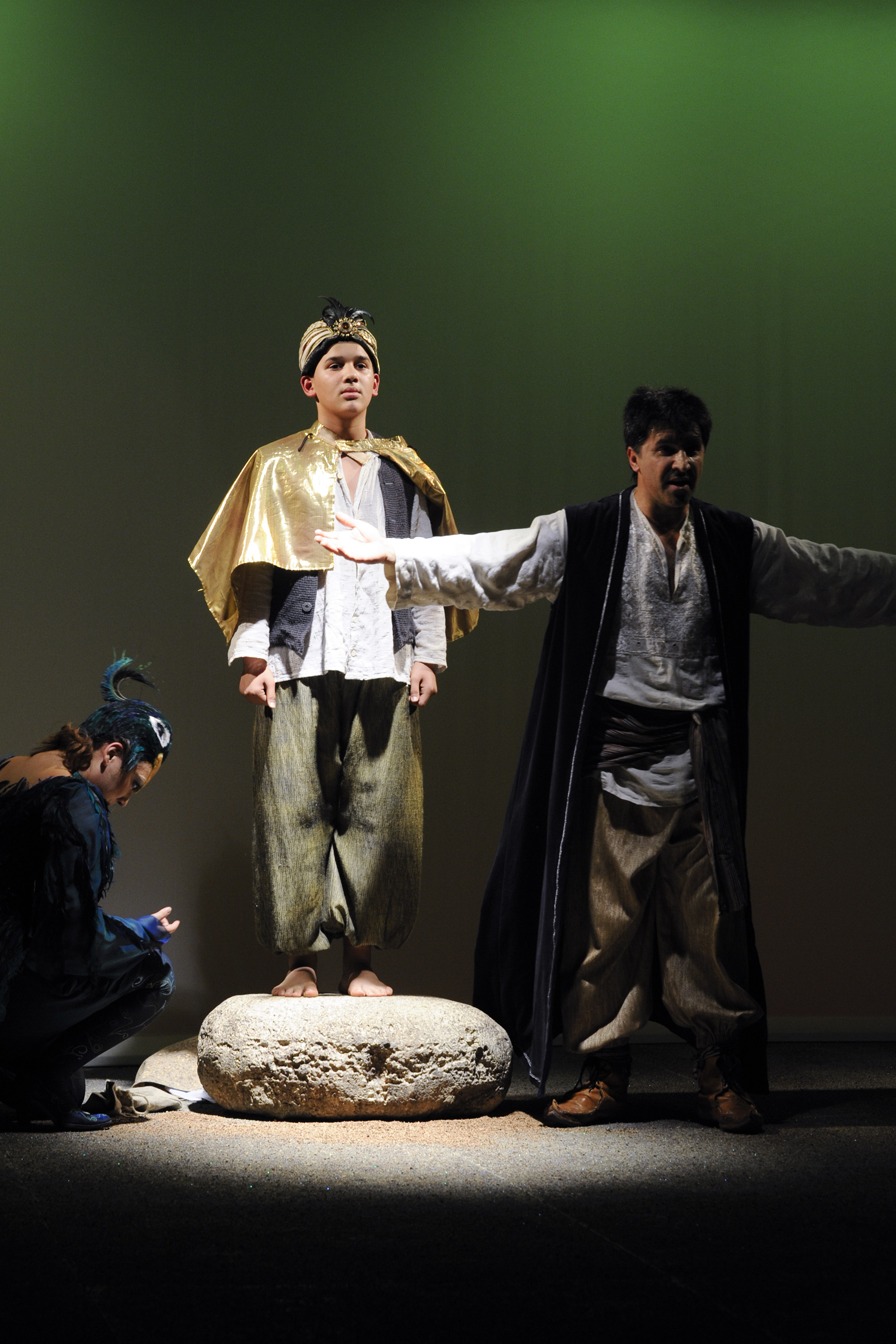 Theater Dortmund
Kinderoper
Premiere | 19. September 2009
das mrchen vom mrchen im mrchen
Deutsch-trkisches Musiktheater fr Kinder von 5 bis 11 Jahren
von Klaus Angermann nach der gleichnamigen Geschichte von Kemal Kurt
Urauffhrung
Musikalische LeitungÊ Michael Hnes
InszenierungÊÊAli Jalaly
Bhne und KostmeÊ Anna Hrling
DramaturgieÊÊDr. Klaus AngermannÊÊÊÊ
ErzhlerÊÊHaydar Zorlu
SngerinÊÊÊAngela Bic
MahmutÊÊCenk ErogluÊÊ
MusikerÊÊImam Yildirim
