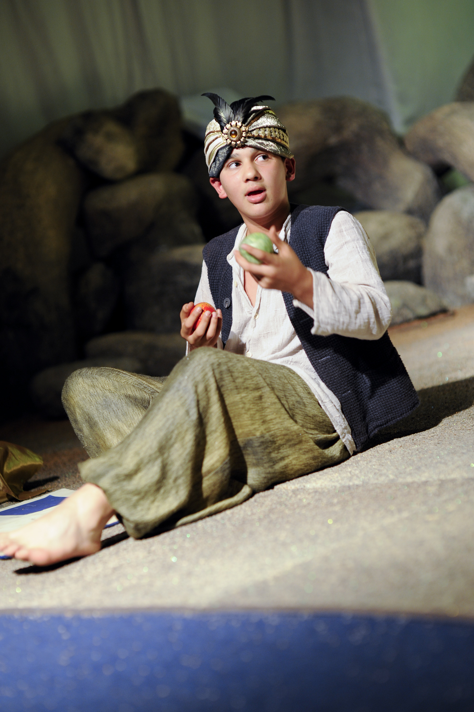 Theater Dortmund
Kinderoper
Premiere | 19. September 2009
das mrchen vom mrchen im mrchen
Deutsch-trkisches Musiktheater fr Kinder von 5 bis 11 Jahren
von Klaus Angermann nach der gleichnamigen Geschichte von Kemal Kurt
Urauffhrung
Musikalische LeitungÊ Michael Hnes
InszenierungÊÊAli Jalaly
Bhne und KostmeÊ Anna Hrling
DramaturgieÊÊDr. Klaus AngermannÊÊÊÊ
ErzhlerÊÊHaydar Zorlu
SngerinÊÊÊAngela Bic
MahmutÊÊCenk ErogluÊÊ
MusikerÊÊImam Yildirim