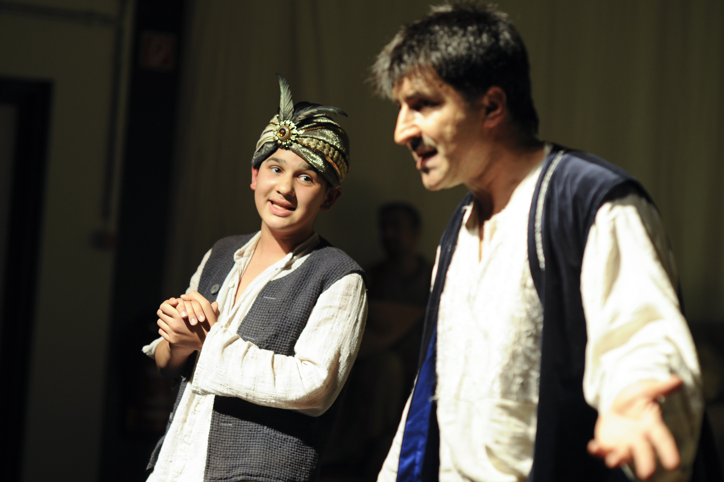 Theater Dortmund
Kinderoper
Premiere | 19. September 2009
das mrchen vom mrchen im mrchen
Deutsch-trkisches Musiktheater fr Kinder von 5 bis 11 Jahren
von Klaus Angermann nach der gleichnamigen Geschichte von Kemal Kurt
Urauffhrung
Musikalische LeitungÊ Michael Hnes
InszenierungÊÊAli Jalaly
Bhne und KostmeÊ Anna Hrling
DramaturgieÊÊDr. Klaus AngermannÊÊÊÊ
ErzhlerÊÊHaydar Zorlu
SngerinÊÊÊAngela Bic
MahmutÊÊCenk ErogluÊÊ
MusikerÊÊImam Yildirim