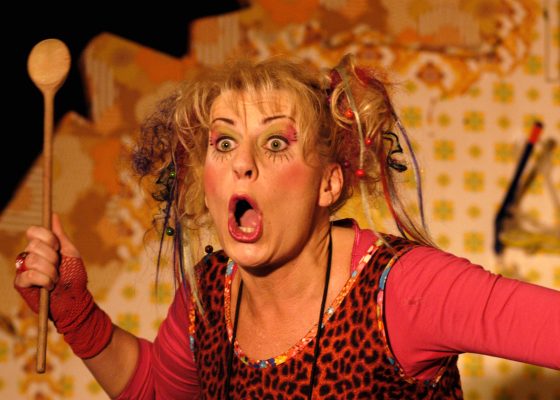 Stck: Hexe Hillary geht in die Oper
Theater Dortmund
Premiere: 03.05.2005
Inszenierung: Anja Nicklich
Musikalische Leitung: Witolf Werner
Bhne und Kostme: Anna Hrling
Lichtkonzept: Stefan Schmidt
Dramaturgie: Heike Buderus
Inspizenz: Sasha Lemic
Darsteller:
Hexe Hillary - Vera Fischer