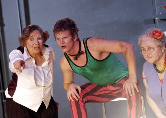 TH Dortmund
Spielzeit 2007/08

Premiere: 5 Oktober 2007

Knig Lear

Regie: Martiina Droste
Bhne: Ulrich Schulz
Kostme: Anna Hrling
Dramaturgie: Stefan Schrder

es spielen: 
Ilse Apker - Lear
Claudio Gatzke - Edgar
Inge Nieswand - Narr